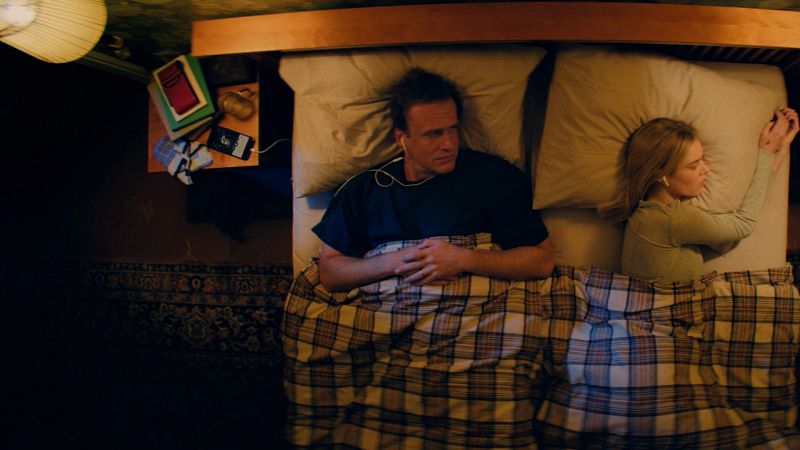 Over Your Dead Body บน Prime Video: รีวิวตลกดาร์กคู่สามีภรรยาเลือดสาด